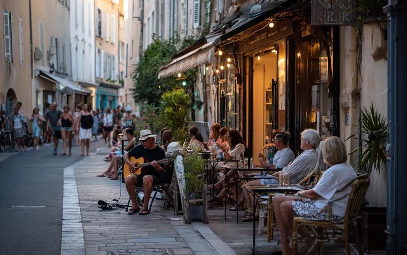 Soirée de Fête de la Musique dans une rue de quartier : guitare, voisins et apéro sur le trottoir